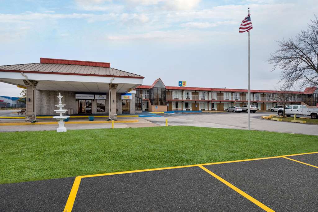 Days Inn by Wyndham Perrysburg Toledo - photo 3