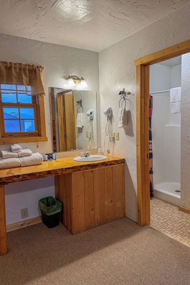 Chinook Winds Motel - photo 130
