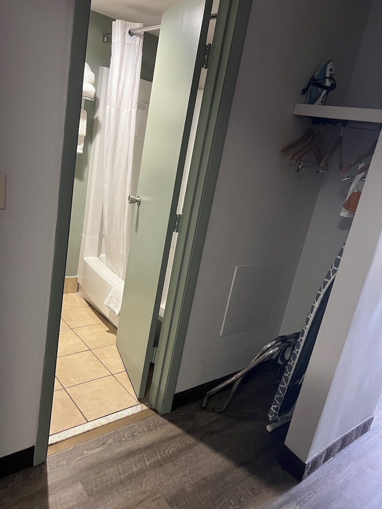Quality Inn & Suites Cincinnati Uptown Norwood - photo 17