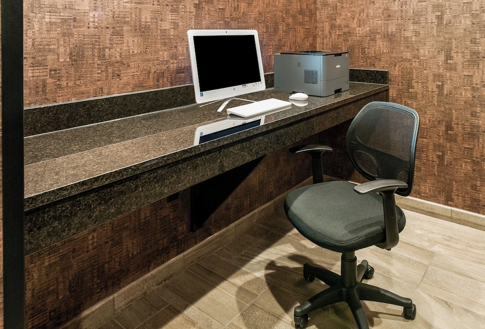 Cobblestone Hotel & Suites Appleton International Airport - photo 44