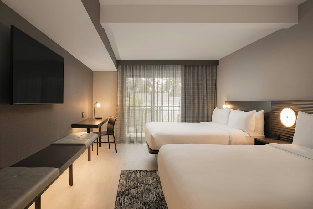 Holiday Inn & Suites Asheville Biltmore Village Area - photo 45