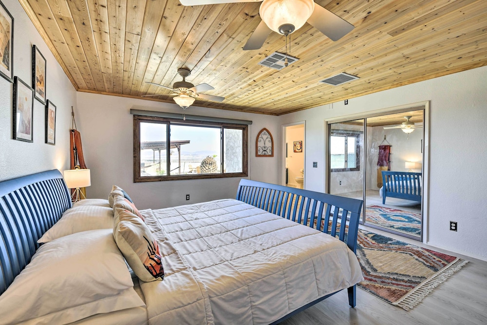 Chic Joshua Tree Pad w Mountain Views & Hot Tub in Twentynine Palms, United States