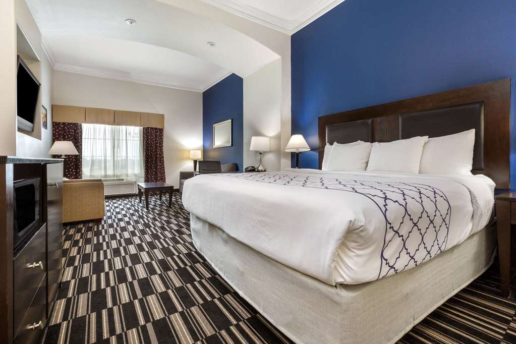 La Quinta Inn & Suites by Wyndham Alvin - photo 33