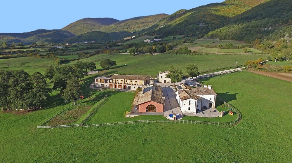 Agriturismo Casale Montebello — 4-Star Luxury Hotel in Monteleone Di Spoleto, Italy