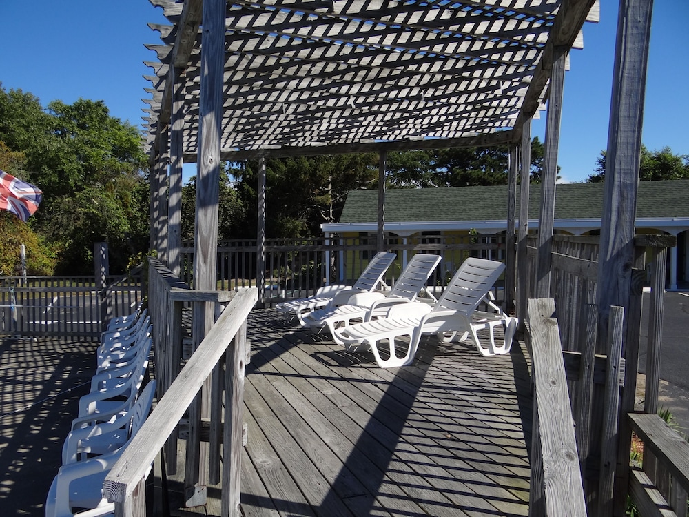 Jonathan Edwards Motel - photo 24
