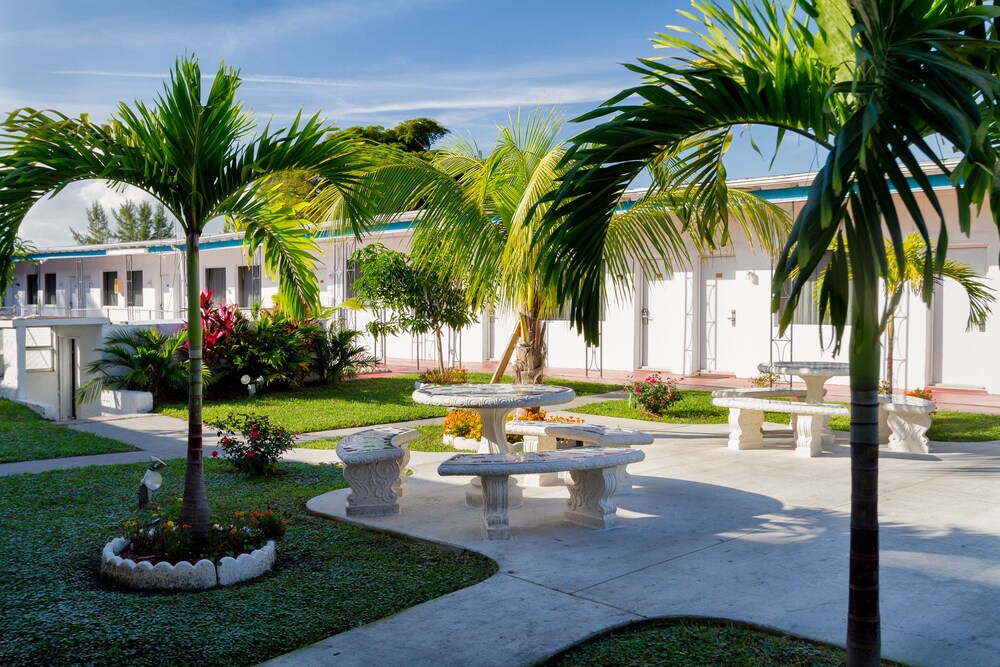 Sun and Surf Inn - photo 5
