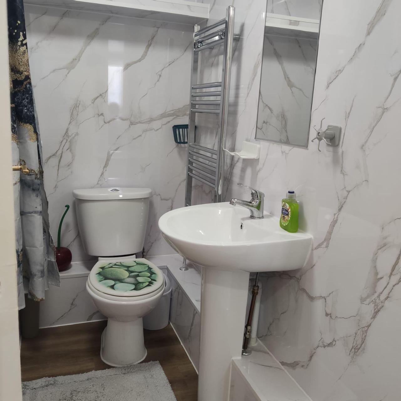 Apartment Sleeps 5 Parking Station Close — 4-Star Luxury Hotel in Romford, United Kingdom