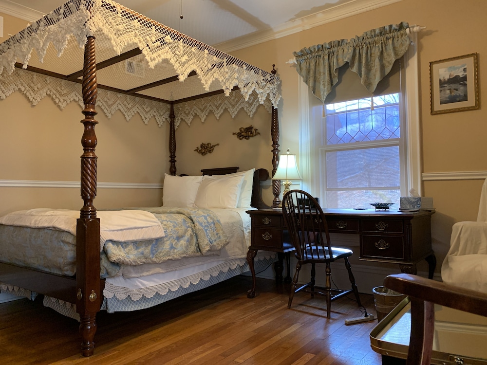 Brass Pineapple Inn - photo 22