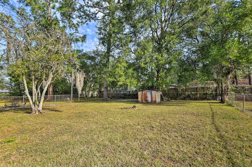 Cozy Jacksonville Home with Yard about 8 Mi to Dtwn — 4-Star Luxury Hotel in Jacksonville, United States