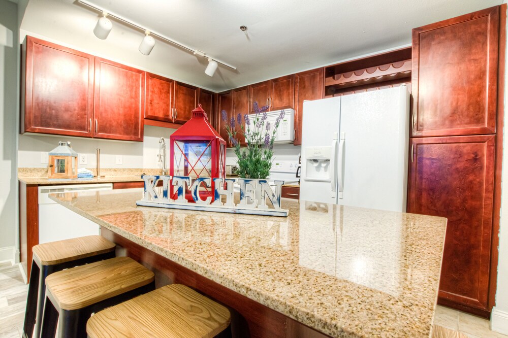 Laketown Wharf Resort by Aneliya's Rentals - photo 368