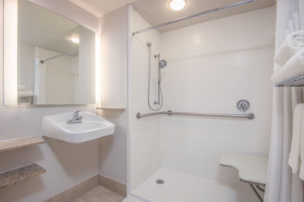 HI Express El Paso Downtown an IHG Hotel - photo 2