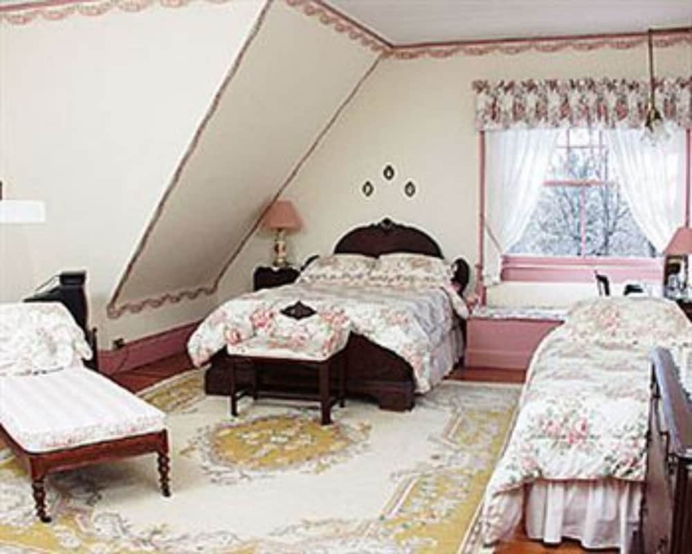 Whistler's Inn Bed & Breakfast - photo 10