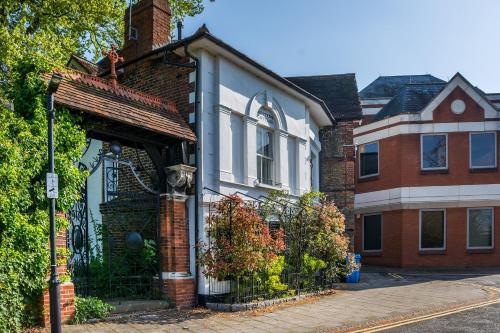 Castle Properties: the Duchess 3 Bed Family Cottage — 5-Star Luxury Hotel in Windsor, United Kingdom