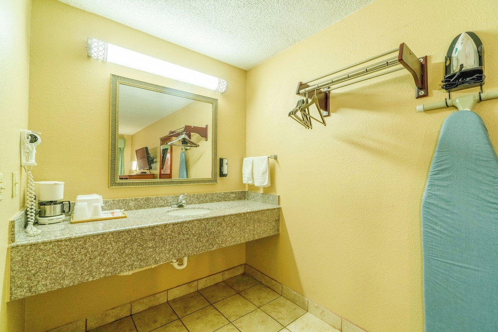 Crown Inn By Oyo Denver Tx - photo 29