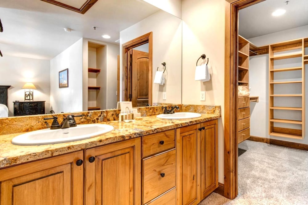 KBM Resorts Walk to Lifts and Main St Rent 1416 and 1418 Townhomes together Pri Hot tub PPS 1418 - photo 25