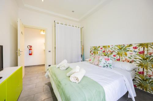 Fly and Swim Glamour House — 4-Star Luxury Hotel in Fiumicino-Isola Sacra, Italy