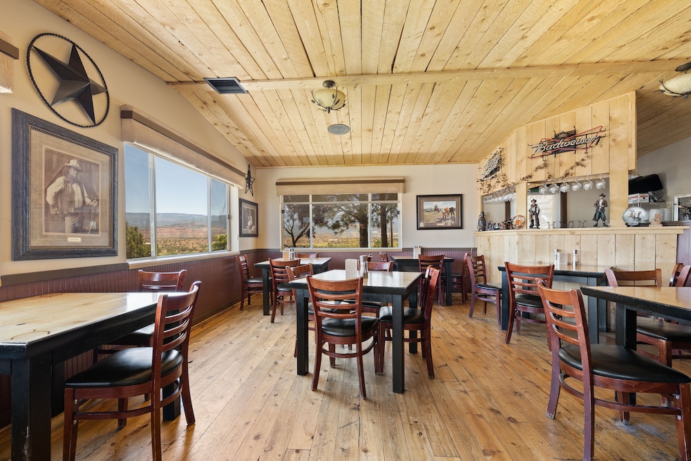 Broken Spur Inn & Steakhouse - photo 56