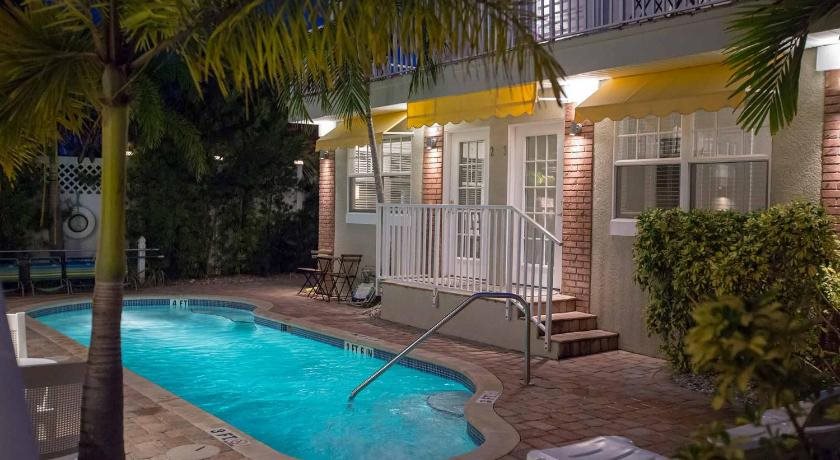 Coconut Inn - carbon neutral hotel in Saint Pete Beach