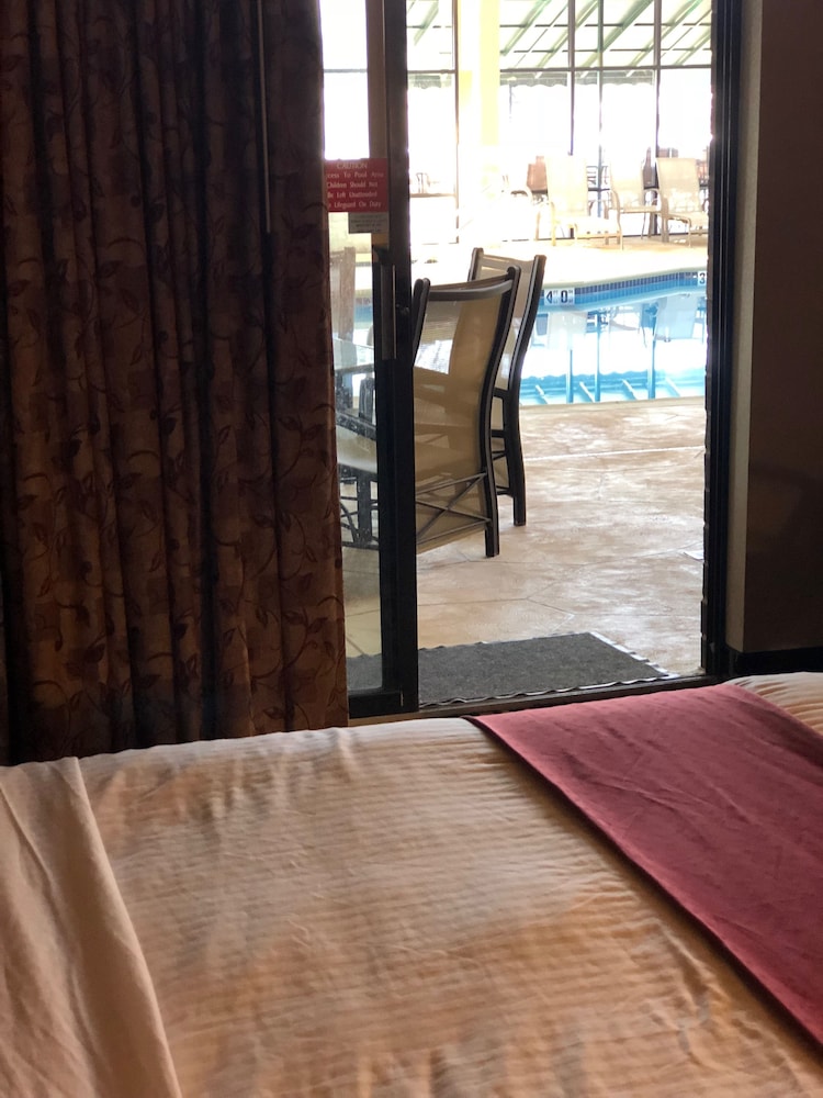 Express Suites Riverport Inn & Suites - photo 9