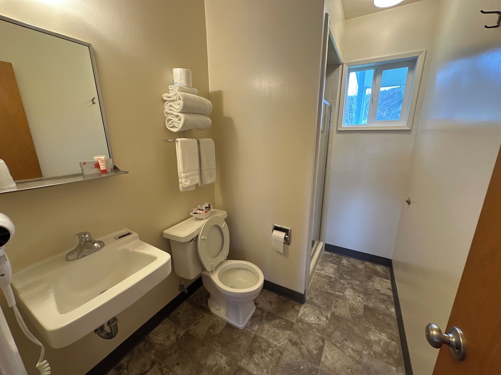 Winchester Bay Inn - photo 21