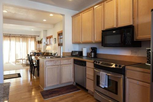 Pet Friendly Venturi with Fireplace and BBQ on the Deck by RedAwning - carbon neutral hotel in Hood River
