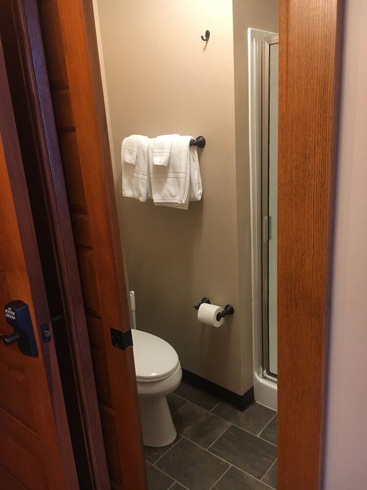 Iron Horse Outfitters and Inn - photo 4