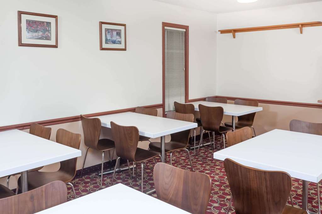 Super 8 by Wyndham Shipshewana - photo 3