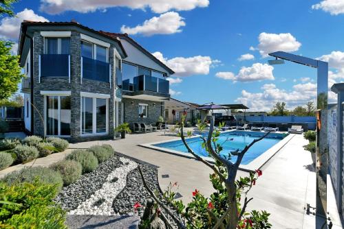 Family friendly house with a swimming pool Fazana 19597 — 4-Star Luxury Hotel in Fazana, Croatia