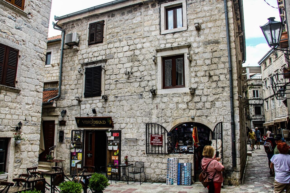 Vinograd - last minute hotel in Kotor