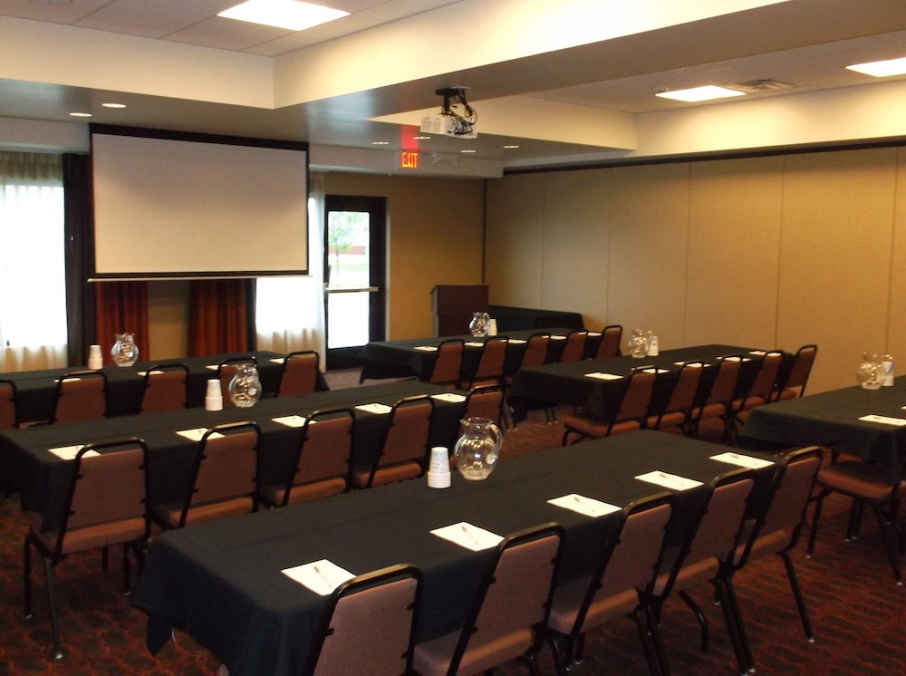 Hampton Inn & Suites Grand Forks - photo 31