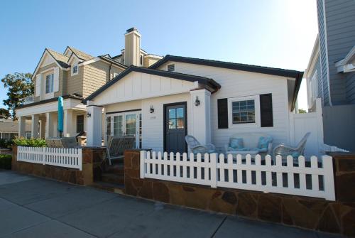 1759 Miramar Dr — 4-Star Luxury Hotel in Newport Beach, United States
