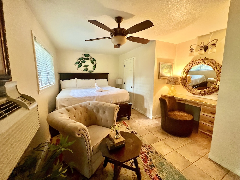 Poolside King Cabana with full kitchen king bed sleeper sofa and pool access. by RedAwning — hotel in Mount Ida