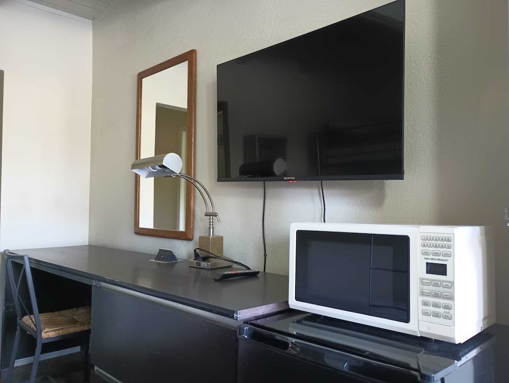 Cedar Inn & Suites - photo 23