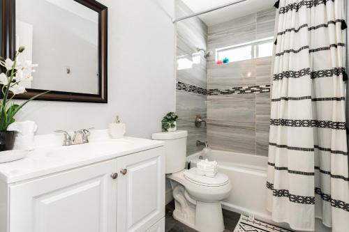 Spacious 5 Bedroom Retreat with Pool Minutes from the Las Vegas Strip