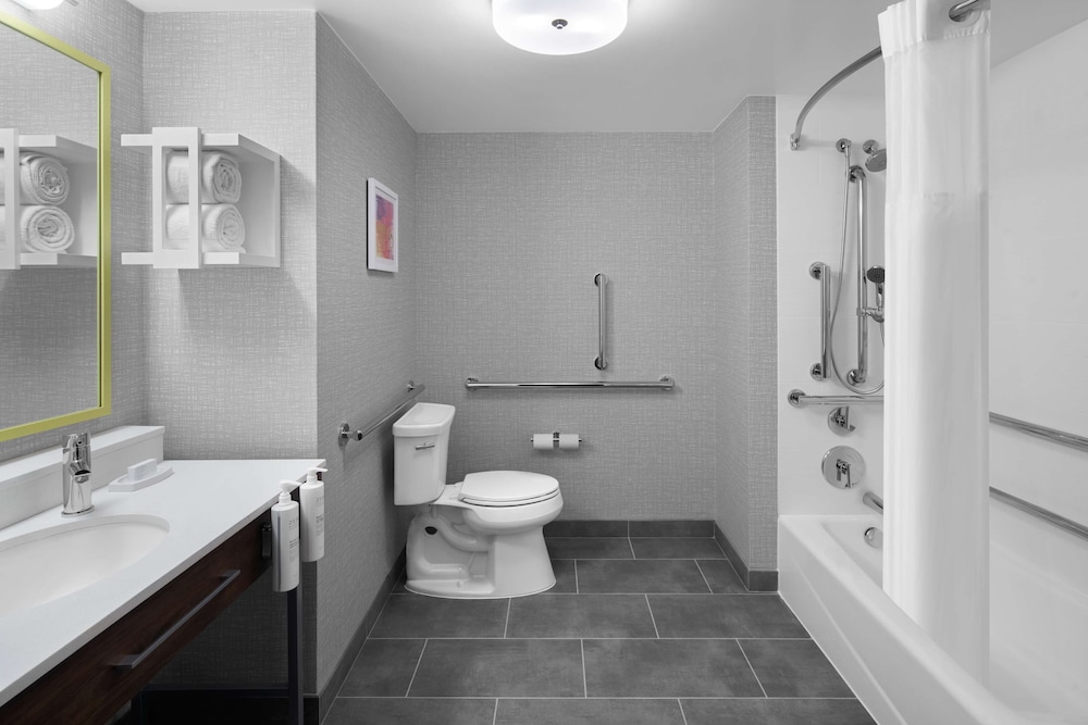 Hampton Inn & Suites Grand Rapids Airport 28th St - photo 16