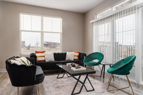 Cozy 2BR Sunset Haven — 4-Star Luxury Hotel in Whitestown, United States