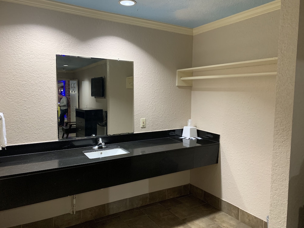 Luxury Inn and Suites - photo 13