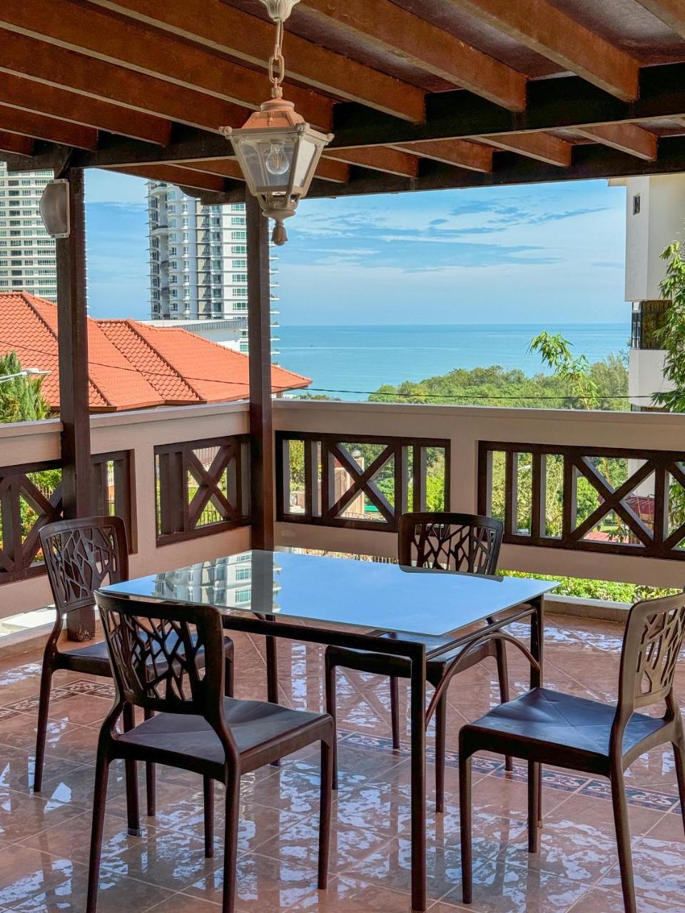 PRIME Location 5 Mins Walk to Shops & Eateries — 4-Star Luxury Hotel in Tanjung Tokong, Malaysia