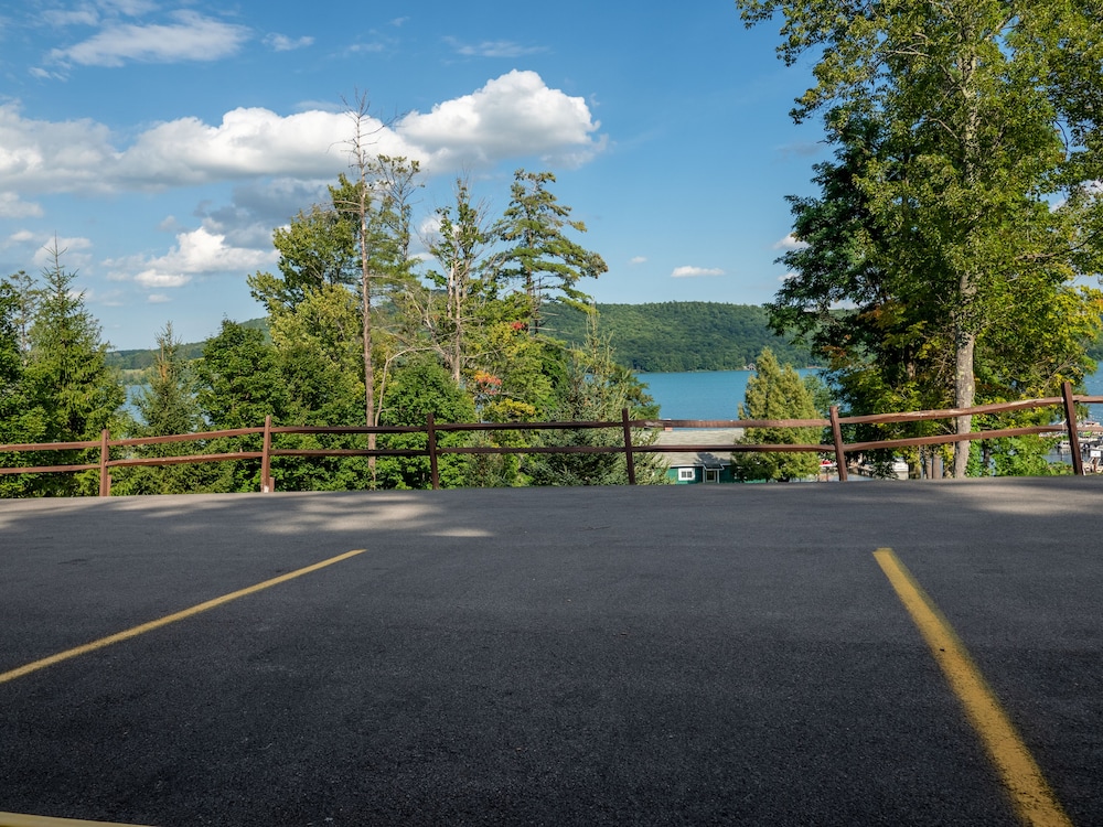 Lake 'N Pines Motel - photo 82