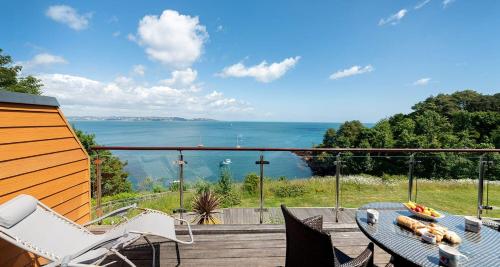 Sandpiper 3 The Cove Stunning views Heated Pool Allocated Parking in Brixham, United Kingdom