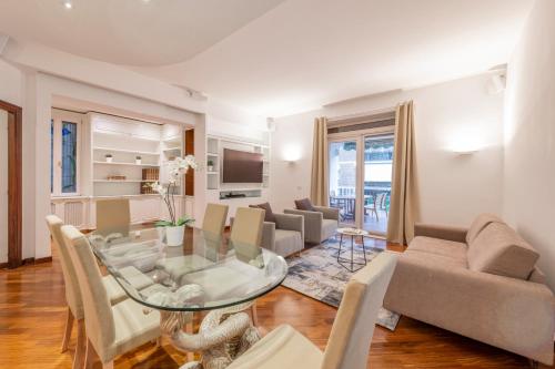 ROMA 1 Elegante Appartamento con Terrazzo — 4-Star Luxury Hotel in Rome, Italy