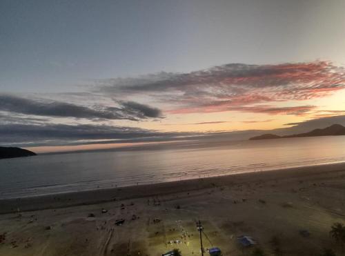 Belo Apto no Gonzaga uma quadra da praia — 4-Star Luxury Hotel in Santos, Brasil