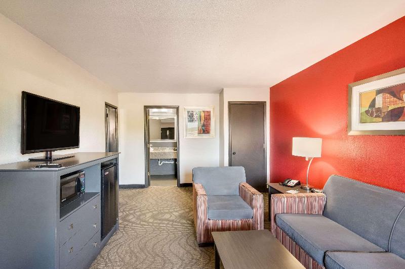 Clarion Inn & Suites Russellville I 40 - photo 7