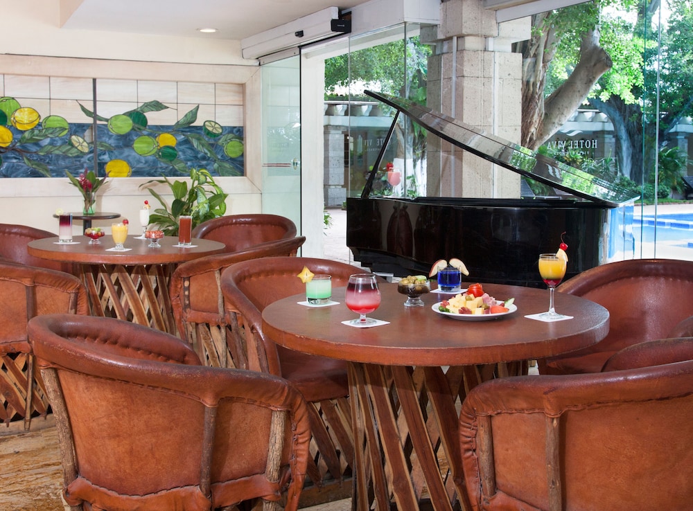 Poolside bar