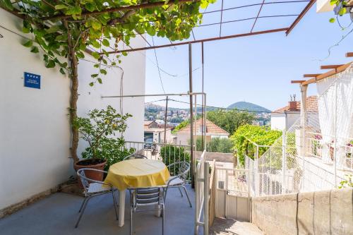 Bronzan Apartment