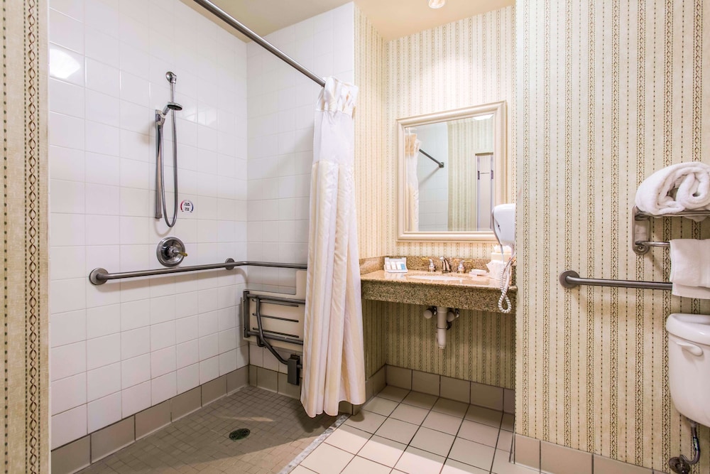 Hilton Garden Inn Milwaukee Northwest Conference Center - photo 25