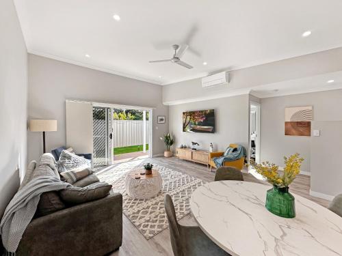 Family friendly Seaside Gem by Custom Bnb Hosting — 4-Star Luxury Hotel in Urangan, Australia