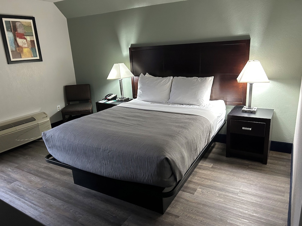 Quality Inn & Suites Cincinnati Uptown Norwood - photo 22