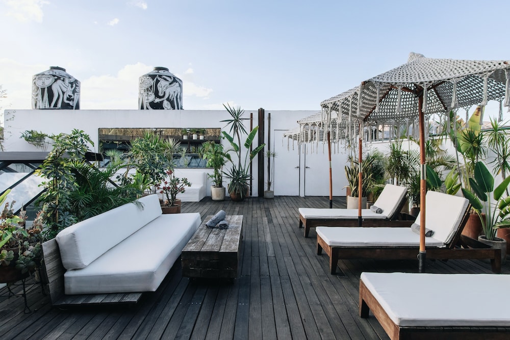 Hotel Sin Nombre