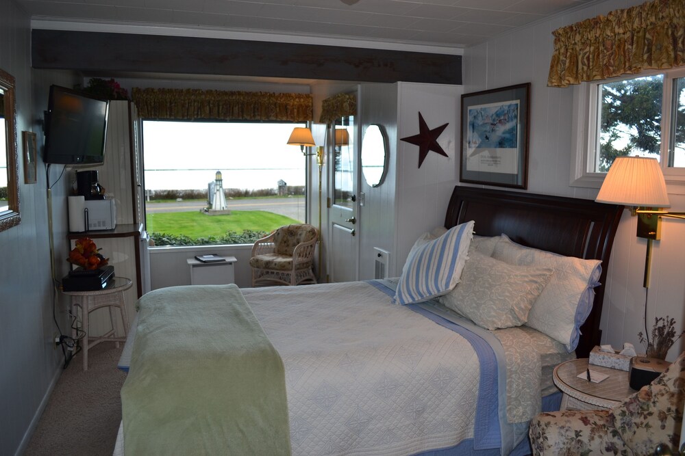 Juan de Fuca Waterfront Hotel & Cottages - photo 4